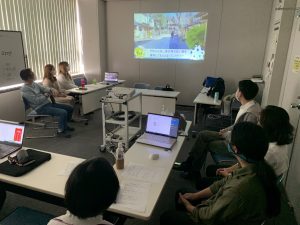 両チームの作品完成試写会の様子