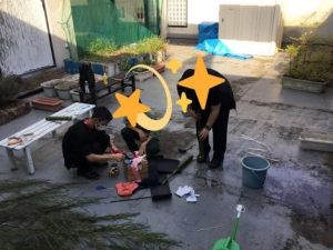 イベントで使う水鉄砲作りの様子