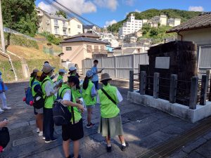 説明を聞きながら原爆遺跡を見ているメッセンジャー達の写真